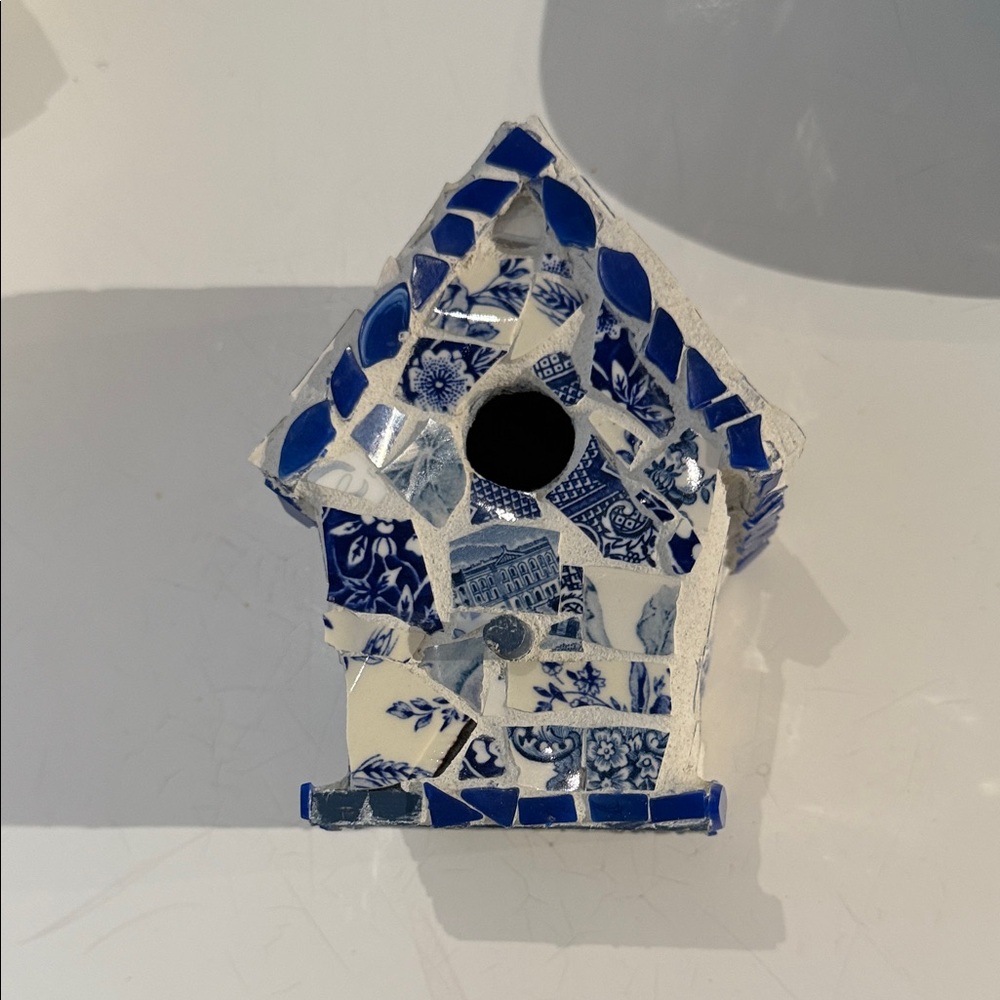 Birdhouse blue/ white pique assiestte or trencadis art. 
Broken plates and tile